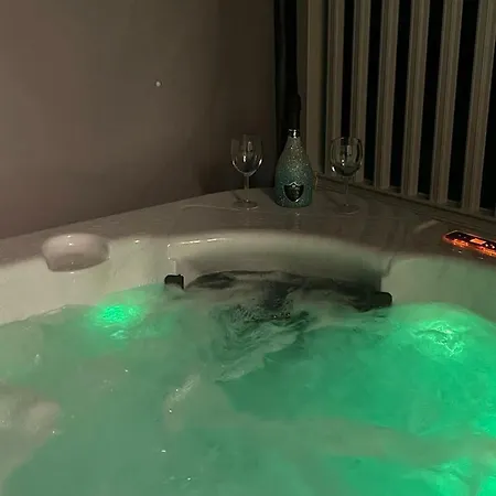 Luxury Hot Tub 5 Star Country Park Huge Veranda Colour Change Hot Tub Private Fishing Free Parking Malton