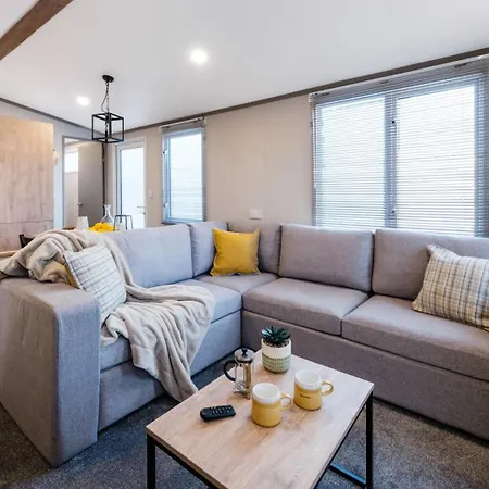 Luxury Hot Tub 5 Star Country Park Huge Veranda Colour Change Hot Tub Private Fishing Free Parking Hotel