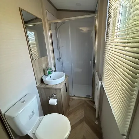 Luxury Hot Tub 5 Star Country Park Huge Veranda Colour Change Hot Tub Private Fishing Free Parking Malton