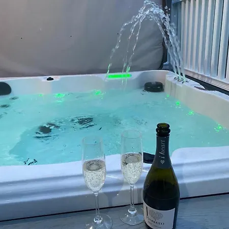 Hotel Luxury Hot Tub 5 Star Country Park Huge Veranda Colour Change Hot Tub Private Fishing Free Parking