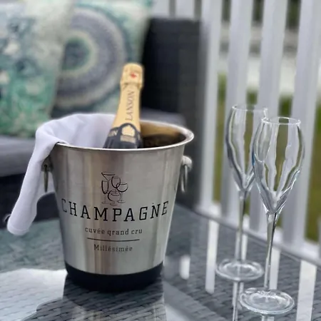 Luxury Hot Tub 5 Star Country Park Huge Veranda Colour Change Hot Tub Private Fishing Free Parking Hotel Malton